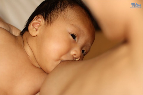 Cho con bú ngay sau sinh là cách gọi sữa về sớm nhất