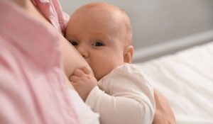 sữa mẹ đủ có nên dặm sữa công thức