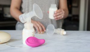 Kết hợp massage để thông tắc tia sữa bằng máy